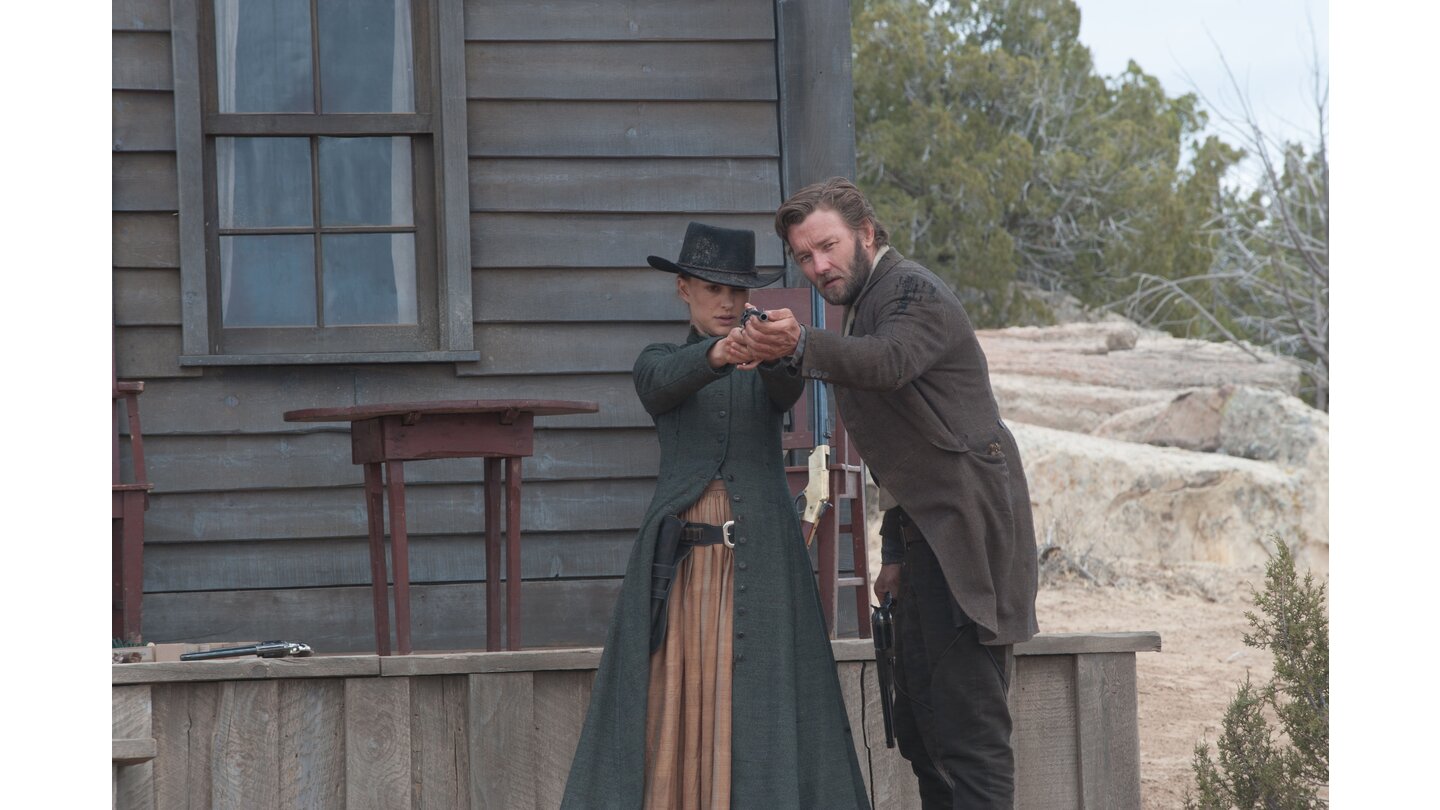 Jane Got A GunFest entschlossen dem Bösen die Stirn zu bieten, lässt sich Jane Hammond (Natalie Portman) letzte Schießtipps vom Revolverhelden Dan Frost (Joel Edgerton) geben.