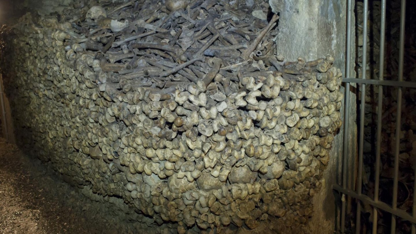 KatakombenMillionen von Knochen liegen fein säuberlich aufeinandergestapelt in den Kammern.