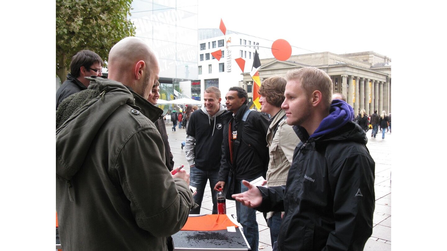 GameStar-Mitarbeiter Harald Fränkel interviewt den Piraten-Sprecher Konstantin Lübeck (rechts).