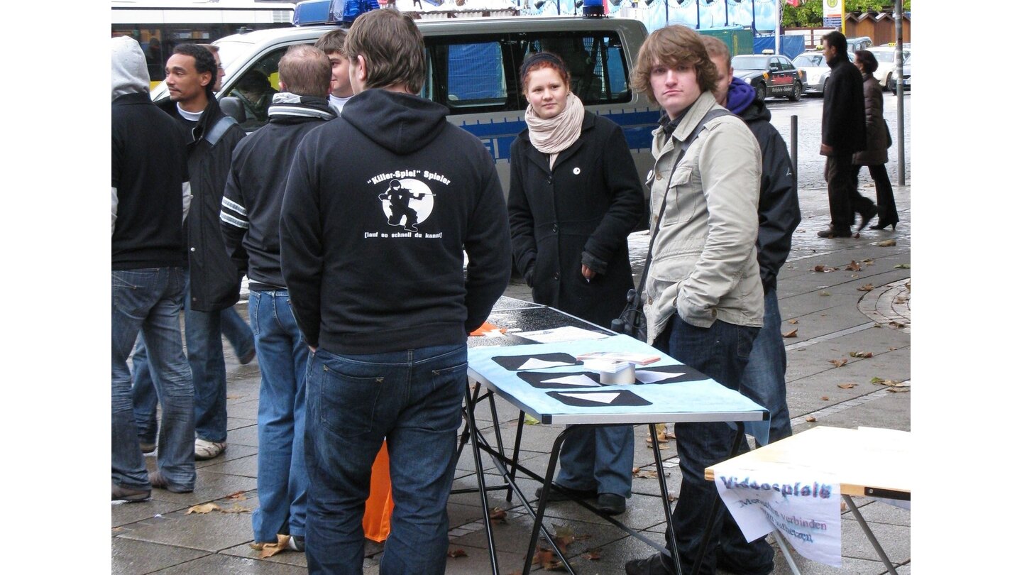Piratenpartei und Spieler-Verband informierten Passanten in der Stuttgarter Fußgängerzone.