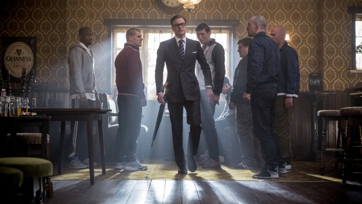 Kingsman: The Secret ServiceAls sich eine hitzköpfige Gang mit Harry Hart (Colin Firth) anlegen will, zeigt er ihnen, was er als Geheimagent drauf hat.