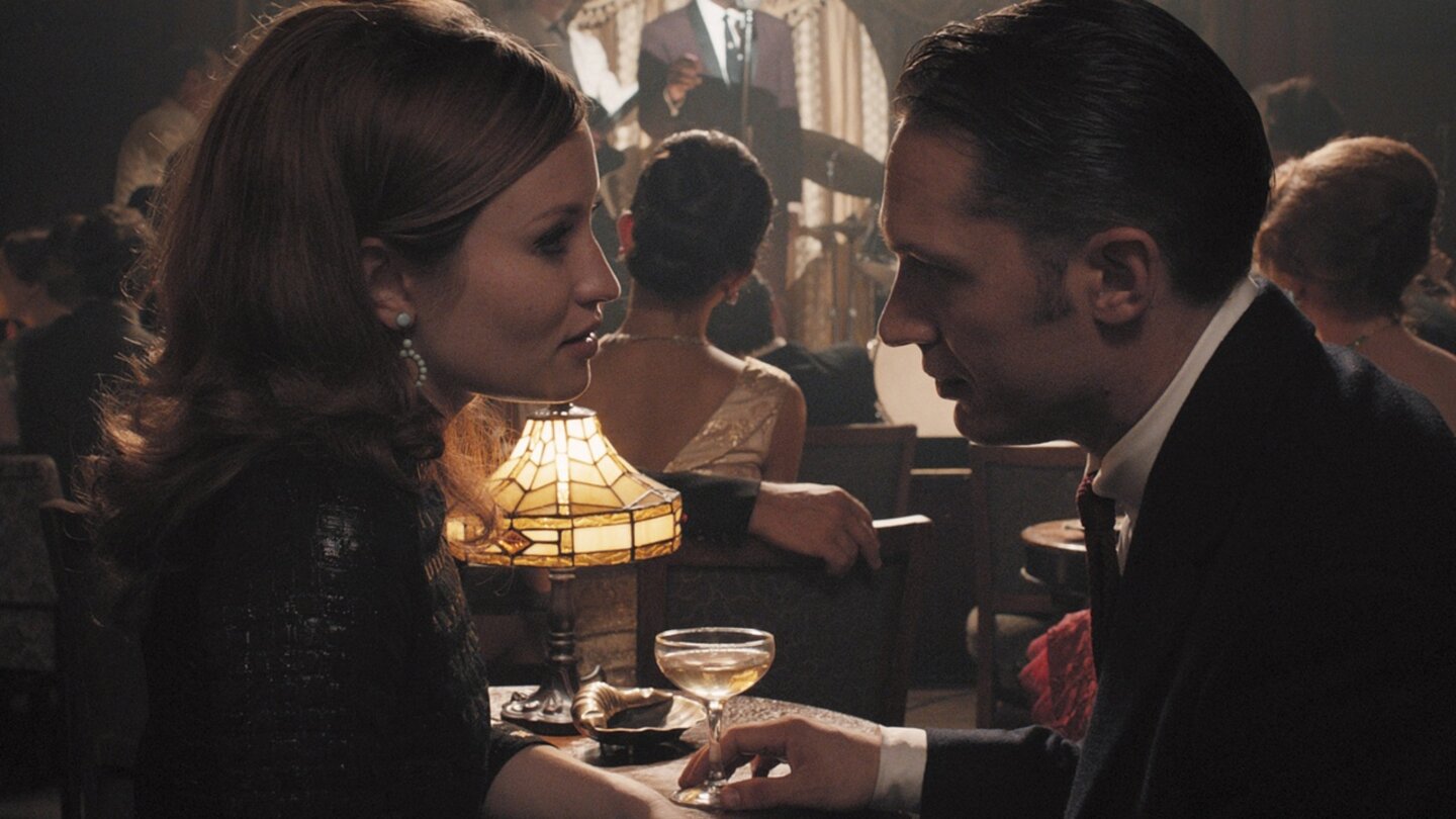 LegendReggie (Tom Hardy) ist von Frances (Emily Browning) deswegen so fasziniert, weil sie so zerbrechlich und von Grund auf ehrlich ist.