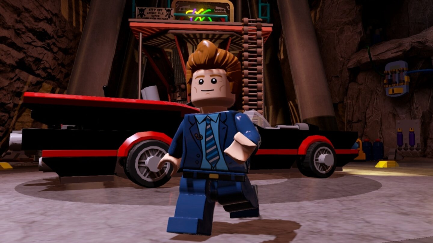 LEGO Batman 3: Jenseits von GothamDoppelter Fan-Service: Conan O'Brien posiert vor dem 60er-Jahre-Batmobil.