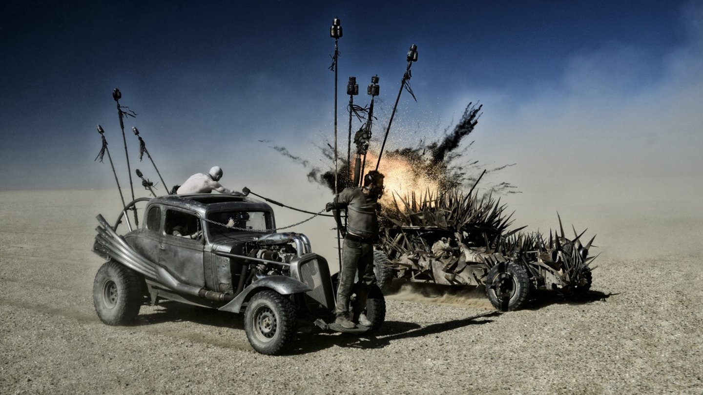Mad Max: Fury RoadDie Fahrzeuge sehen gefährlich aus, viel richtig harte Gewalt wird aber im Vergleich zu den alten Filmen nicht direkt gezeigt. Oft wird nur angedeutet.