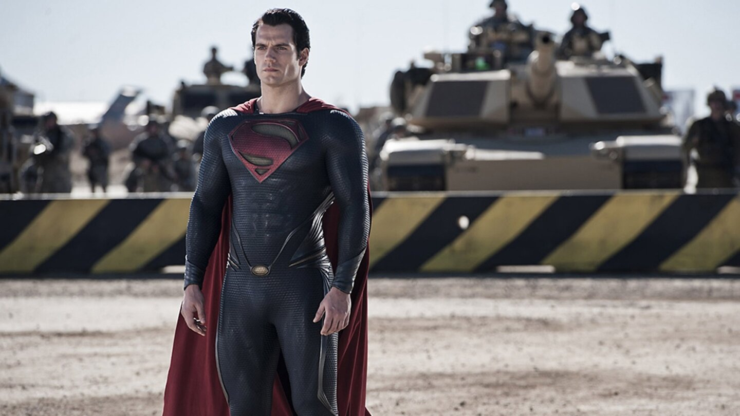 Man of SteelMenschenwaffen können Superman nichts anhaben, zum Glück kämpft der Mann aus Stahl im Film aber gegen einen gleichwertigen Gegner.
