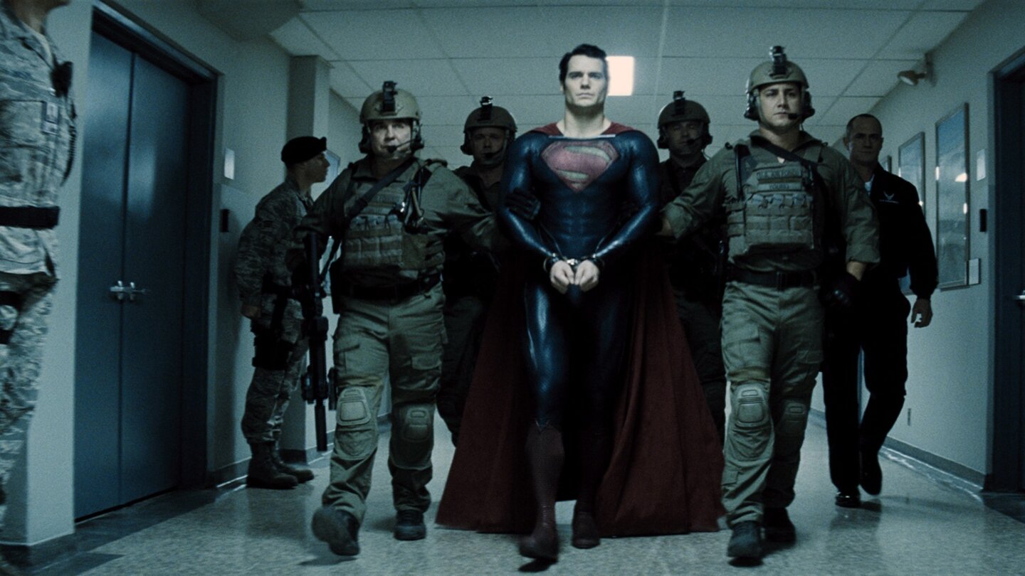 Man of SteelDie Menschen sehen Superman zunächst als eine Gefahr an.