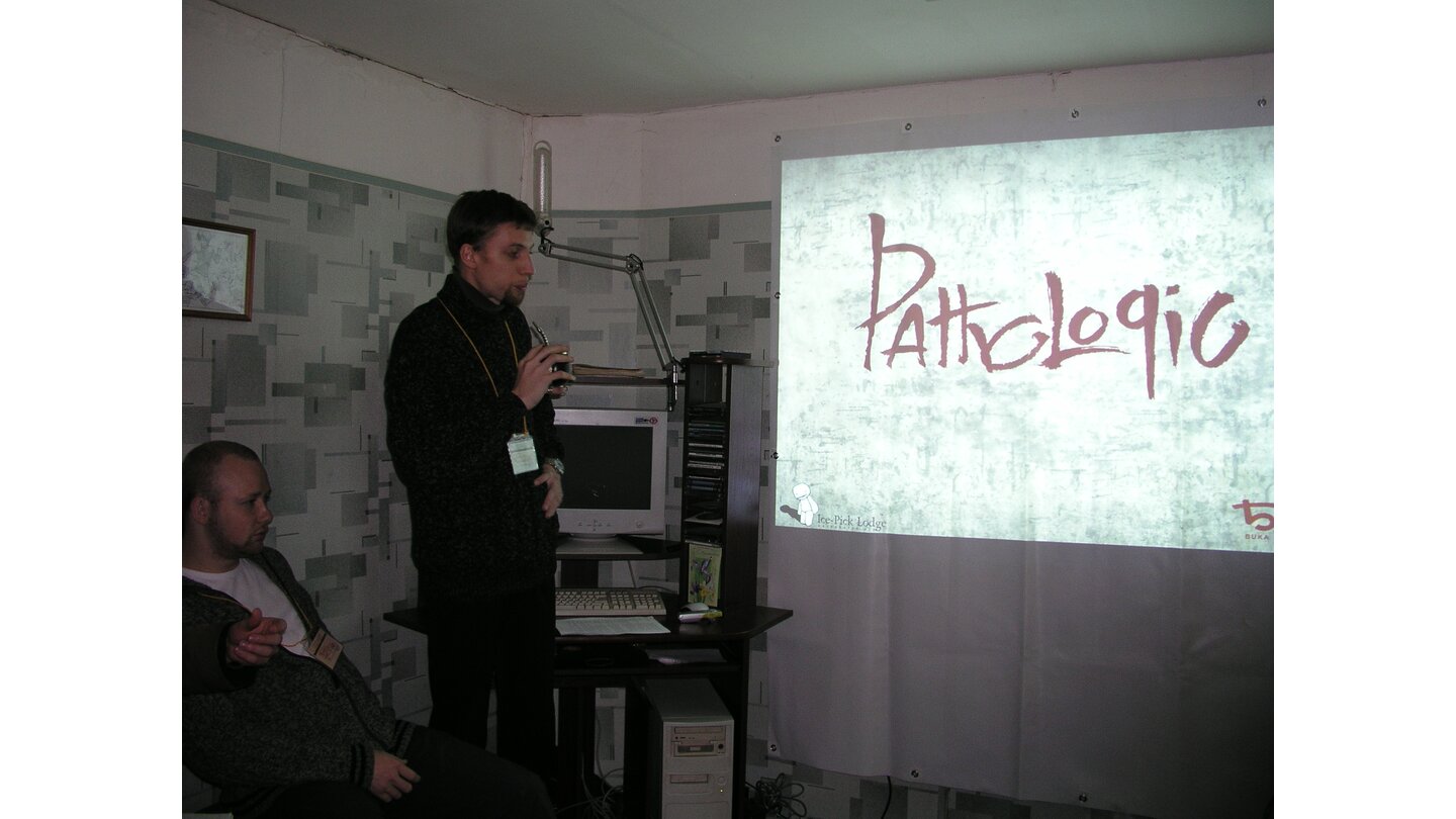 Im Keller eines Plattenbaus präsentierte uns der Chefdesigner Pathologic.