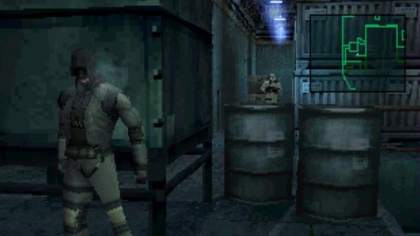 Metal Gear Solid (1998)Metal Gear Solid wird 1998 für die Playstation veröffentlicht und versetzt uns erneut in die Rolle von Solid Snake, der sich eigentlich zur Ruhe setzen wollte, aber im Kampf gegen Foxhound wieder aktiviert wird, um deren nukleares Arsenal außer Gefecht zu setzen. Weil Waffengewalt allein nicht zum Ziel führt, nutzt Solid Snake eher Heimlichkeit, Spezialwerkzeuge und Deckung, um voranzukommen.