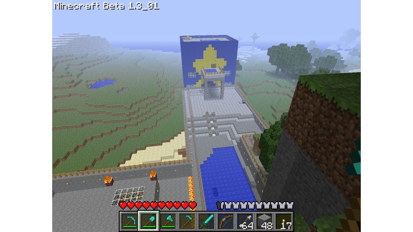 Minecraft - Interaktiv-WettbewerbGleich drei Schwimmbecken bietet der blaue GameStar-Würfel von Benedikt Althaus. Die Hauswand ziert ein Goldstern.