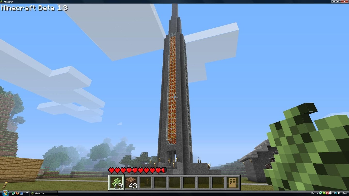 Minecraft - Interaktiv-WettbewerbMajestätisch ragt der GameStar-Turm von Johannes Gehling in den Himmel und ist dank seines Lavakerns schon von weitem sichtbar.