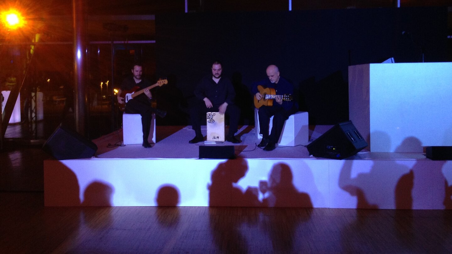 Nach der Samsung-Pressekonferenz konnte man sich zu den Klängen einer Flamenco-Band die Geräte näher anschauen.