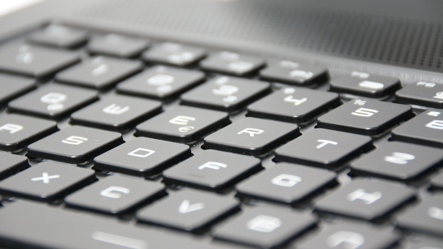 Die Tastatur kann in verschiedenen Farben und Zonen individuell beleuchtet werden.