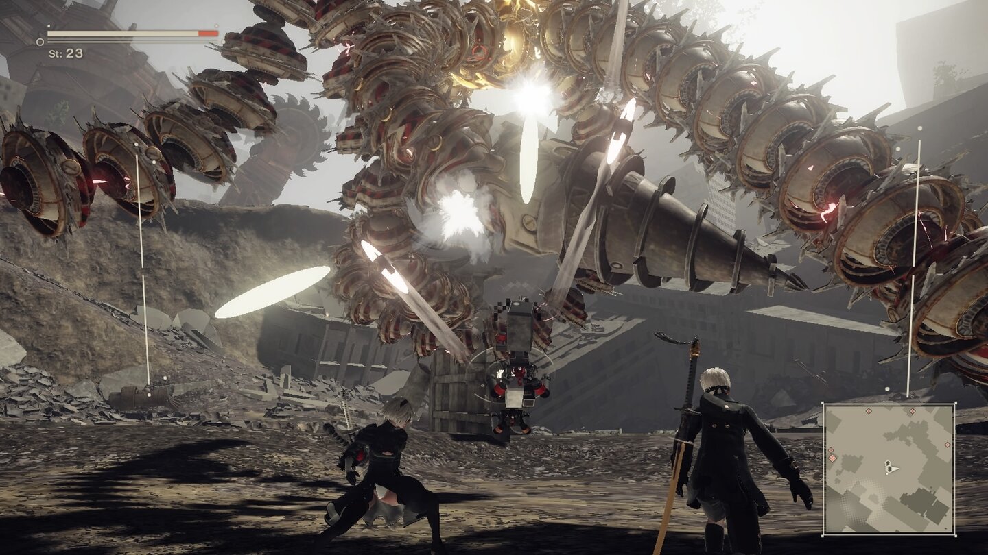 Nier: Automata
Das Aussehen der Gegner ist manchmal wunderbar eigen, etwa bei dieser riesigen Metallschlange.