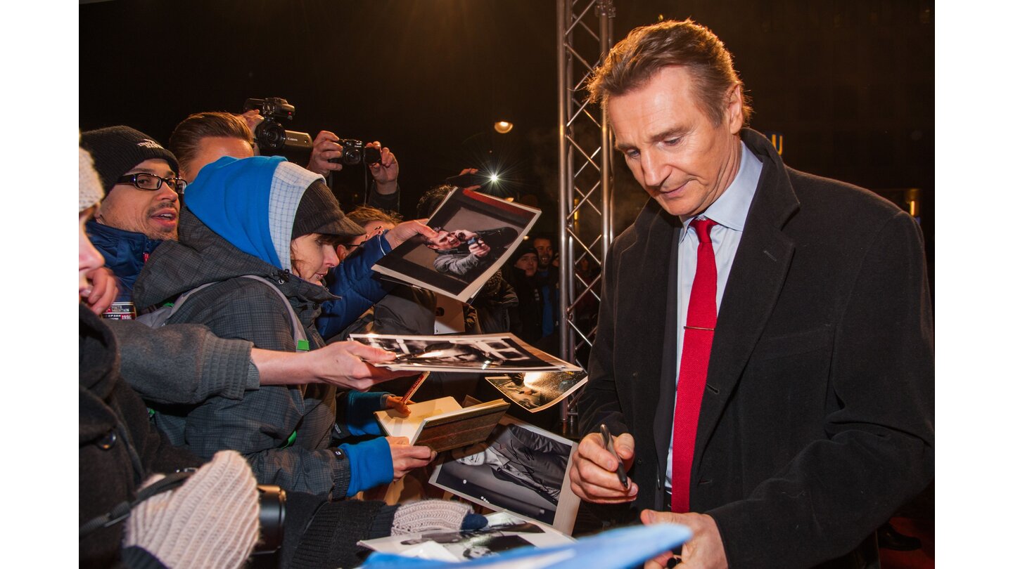 Non-StopBei dem Gala Screening im Januar in Berlin wurde Liam Neeson trotz Kälte von vielen Fans empfangen.