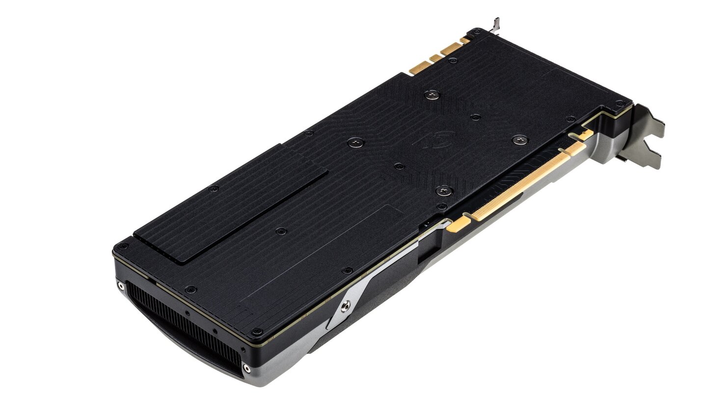 Nividia hat der Geforce GTX 980 zusätzlich eine Backplate spendiert, von der sich ein Teil abnehmen lässt, um die Luftzufuhr im SLI-Betrieb zu verbessern, wo eine Karte oft sehr eng an der anderen steckt.