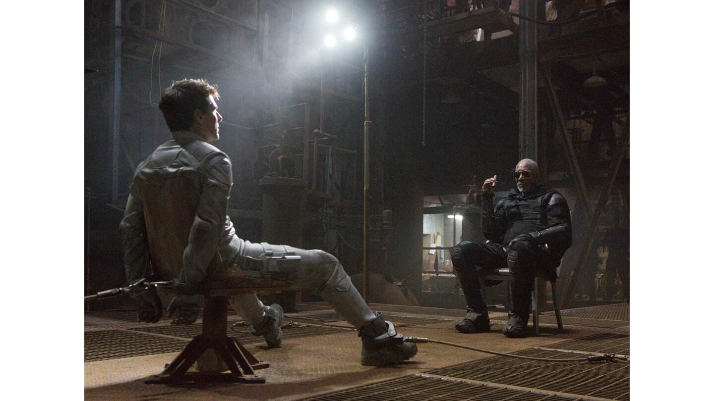 OblivionZwei Kinostars sitzen sich gegenüber: Oblivion kommt ohne viele Rollen aus, besetzt diese aber unter anderem mit Tom Cruise und Morgan Freeman hochkarätig.