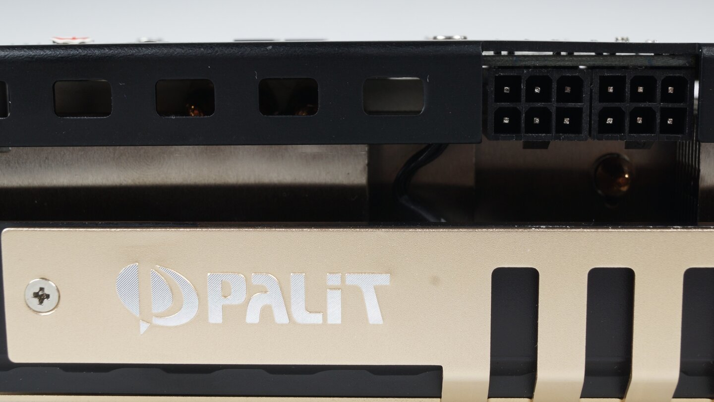 Die beiden 6-Pol-Stecker versorgen die Palit Geforce GTX 970 Jetstream mit bis zu 150 Watt. Ärgerlich: Palit verzichtet darauf, die Anschlüsse zu drehen und so das Anbringen der Strippen im Gehäuse zu erleichtern.
