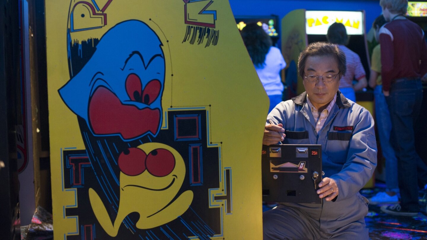 PixelsSchöne Szene: Pac-Man-Vater Toru Iwanati versucht einen Automaten wieder zum Laufen zu bringen.