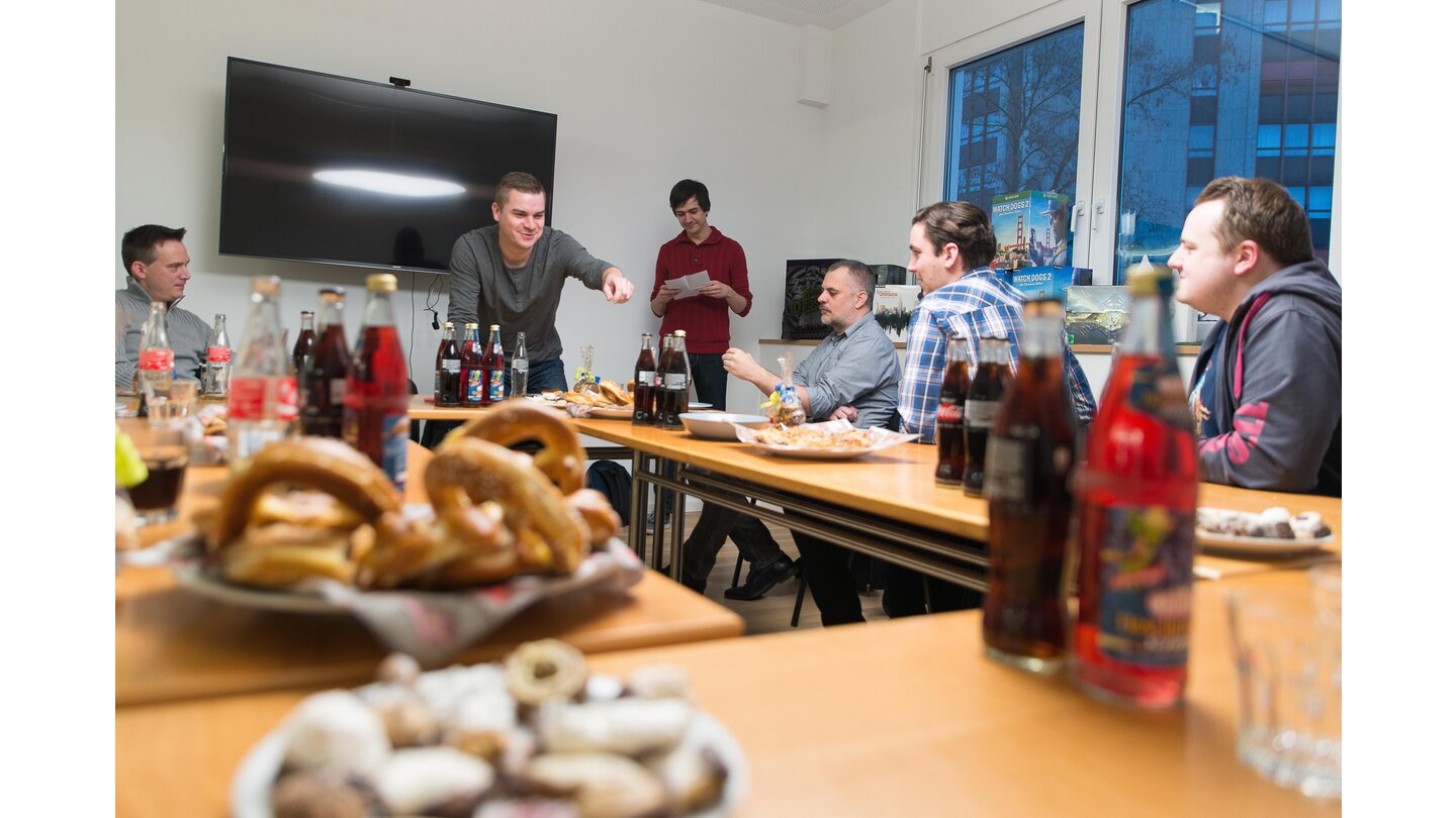 Plus-Weihnachtsfeier 2016Nach dem langen Redaktionsrundgang kamen alle in einer gemütlichen Runde bei Keksen, Brez'n und anderen Leckereien zusammen. Im Hintergrund bereitet Michael sein diabolisches Quiz vor, denn zu gewinnen gab's auch was.