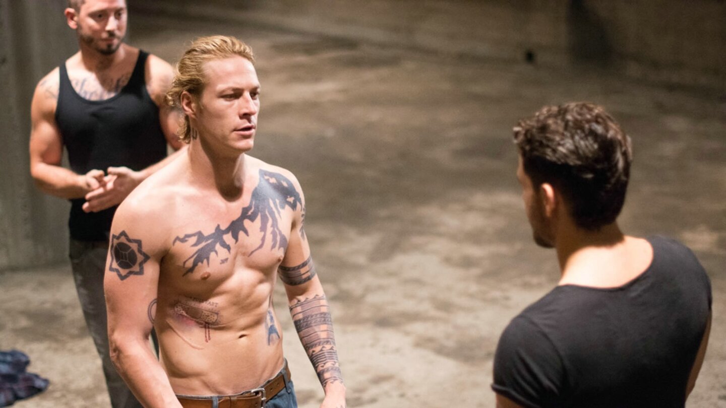 Point BreakDer Preis für das hässlichste Tattoo geht an – Trommelwirbel – Johnny Utah (Luke Bracey).