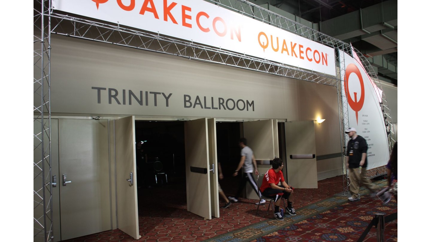 QuakeCon 2011Die Quakecon findet in zwei Sälen des Hilton Anatole in Dallas statt. Im Trinity Ballroom stehen Demostationen, zwei Bühnen und diverse Stände der Sponsoren.