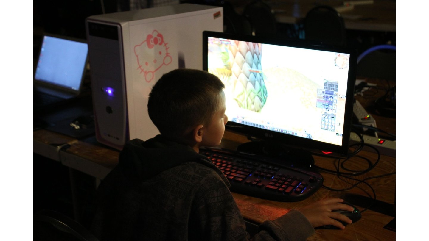 QuakeCon 2011Kinder erlaubt: Es gibt keine Altersgrenze auf der Quakecon. Der Kleine hier spielt aber sowieso nur World of Warcraft an seinem Hello-Kitty-Rechner.
