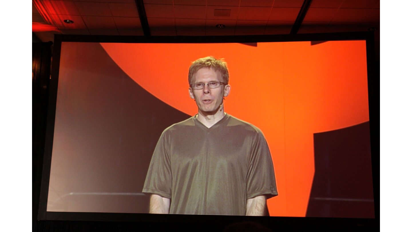 QuakeCon 2011Nach einer halben Stunde ist John Carmack an der Reihe. Sein Tech-Talk auf der Quakecon ist legendär.