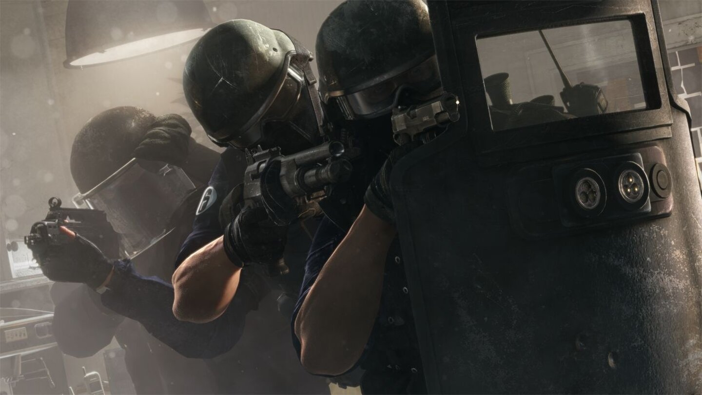 Rainbow Six: Siege (2015)Mit Tom Clancy's Rainbow Six: Siege wurde auf E3 2014 ein neuer Ableger der Taktik-Shooter-Serie angekündigt. Siege wird bei Ubisoft Montreal entwickelt legt den Fokus auf Close-Quarter-Gefechte in sogenannten »Sieges«, also Belagerungen. Dabei kann die Umgebung genutzt werden um Barrikaden zu errichten und z.B. Gebäude in Festungen zu verwandeln, während das angreifende Team diese Befestigungen mit allen Mitteln erstürmen muss um dort z.B. eine Geisel zu befreien. Neben einer Solo-Kampagne gibt es auch Koop-Einsätze und einen umfangreichen Multiplayer-Part. Nach langer Abstinenz kehrt außerdem der Planungs-Modus zurück.