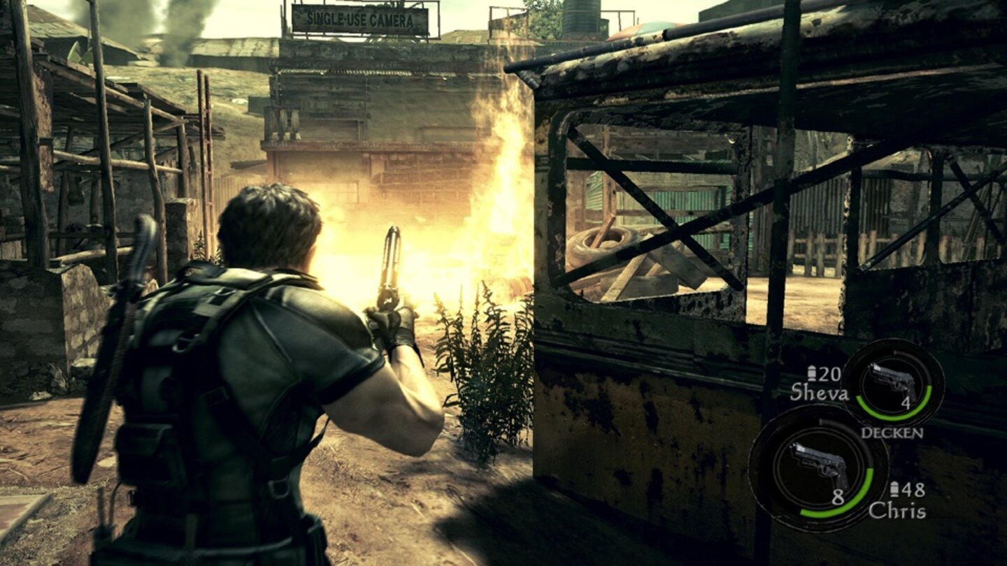 Resident Evil 5 (2009) Resident Evil 5 kommt 2009 als siebter Teil der Serie für die Playstation 3, Xbox 360 und den PC auf den Markt. Chris Redfield und Sheva Alomar untersuchen in Afrika die Bedrohung durch einen ehemaligen Umbrella-Mitarbeiter, der an biologischen Waffen arbeitet. Bis auf eine größere Waffenvielfalt unterscheidet sich Resident Evil 5 spielerisch nicht wesentlich von seinem Vorgänger – die Umgebung kann ebenfalls in Quicktime-Events manipuliert werden und die Gegner ähneln den Kultisten der Los Iluminados. Im Multiplayer-Modus bestreiten maximal zwei Spieler online oder per Split-Screen gemeinsam die Einzelspieler-Missionen. Die Gold Edition von 2010 erweitert das Original neben einigen neuen Kostümen um zwei neue Episoden und die Versus-Variante für den Multiplayer-Modus – Sieger ist, wer die meisten Gegner oder die anderen Überlebenden ausschalten kann.