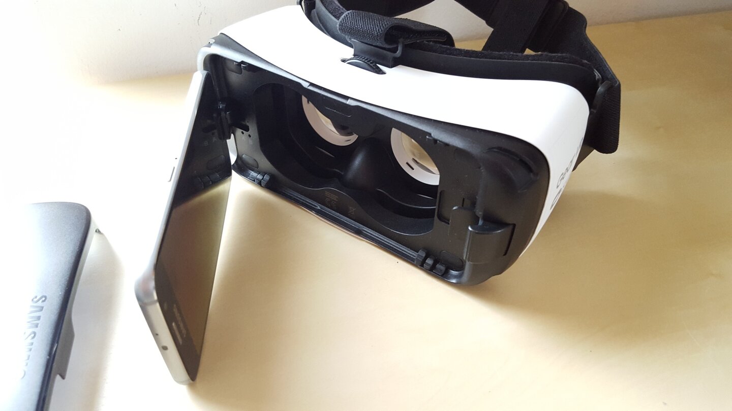 Samsung Gear VR: Das Smartphone wird einfach in die Gear VR gesteckt