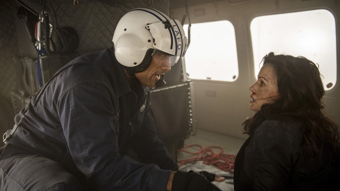 San AndreasNachdem Ray (Dwayne Johnson) seine Noch-Frau Emma (Carla Gugino) gerettet hat, versucht er sie erst einmal wieder zu beruhigen.