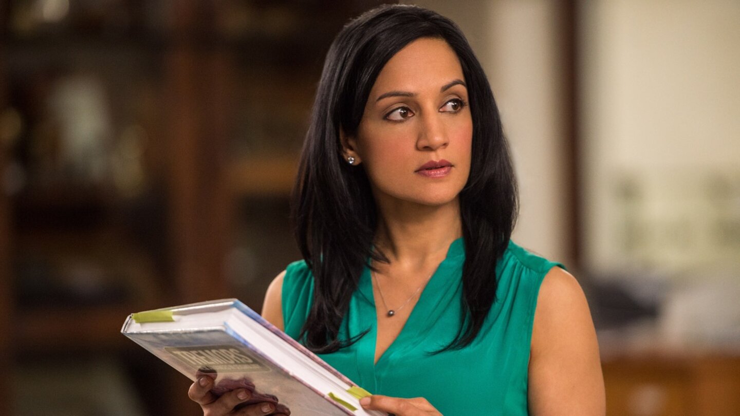 San AndreasDie Reporterin Serena (Archie Panjabi) traut ihren Ohren nicht, als sie hört, was auf die Westküste der USA zukommen wird.