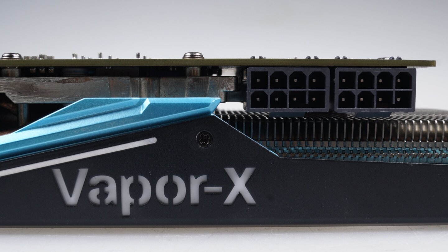 Abweichend von AMDs Referenzangaben, benötigt die Sapphire Radeon R9 280X Vapor-X Tri-X OC zwei 8-Pol-Stecker. Zusammen mit der PCI-Express-Schnittstelle kann sie somit theoretisch bis zu 375 Watt aufnehmen.