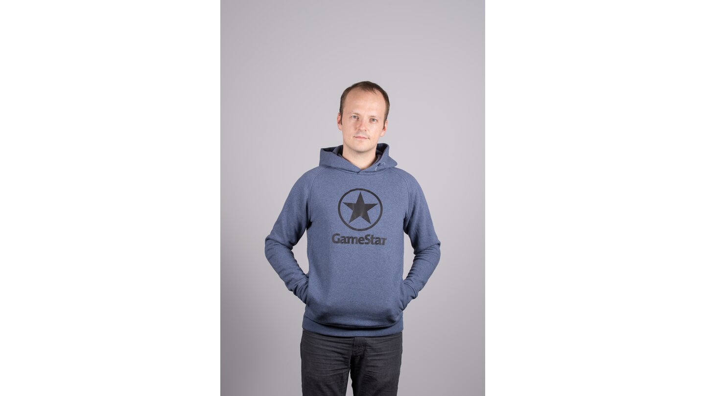 GameStar GearAls echter Mann gibt Sebastian Stange nur ungern zu, dass er das bequeme Hoodie am liebsten auch im Bett tragen würde.