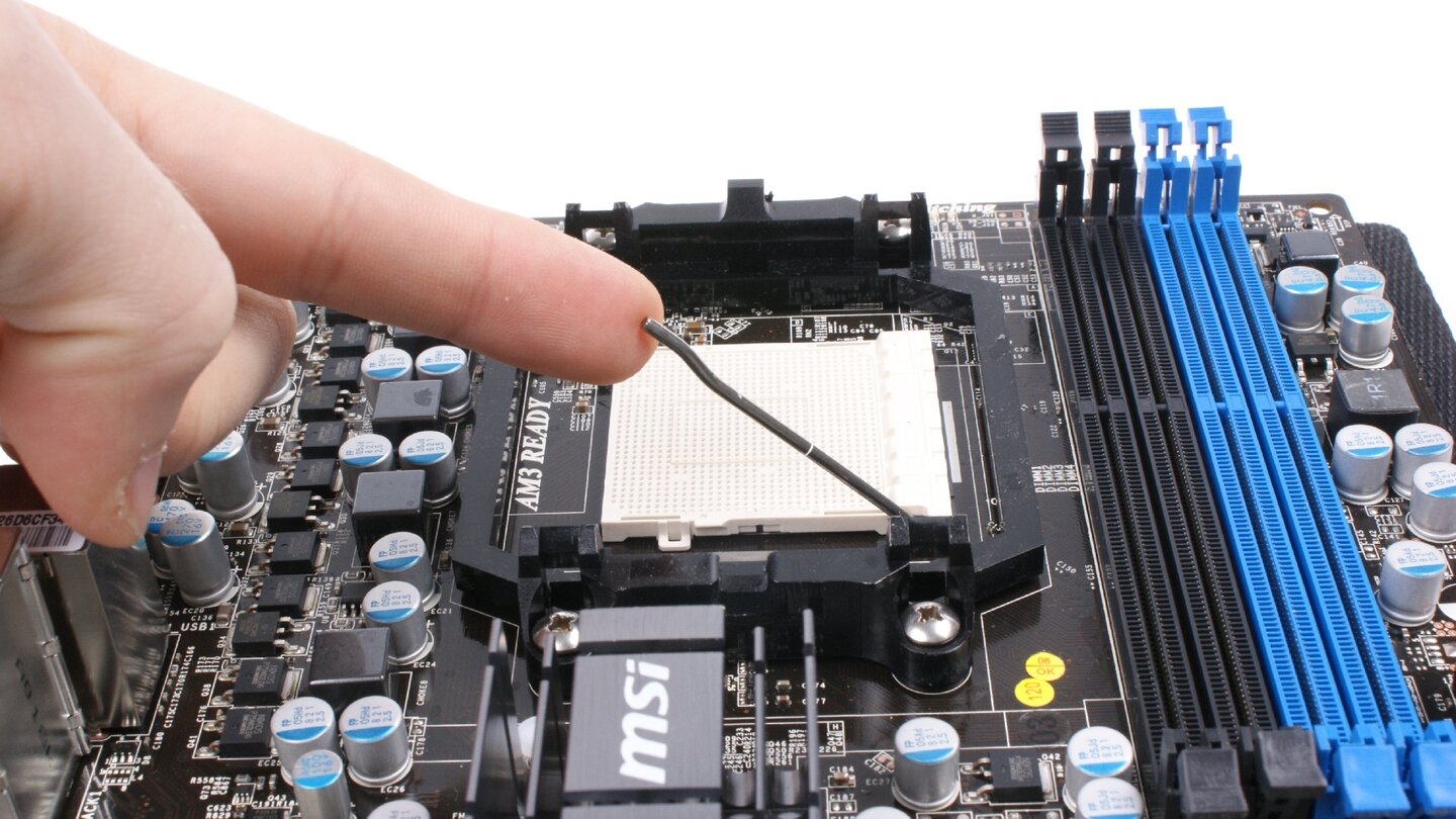 Um den AMD-Sockel zu öffnen, drücken wir den Hebel leicht nach unten und seitlich vom Sockel weg.