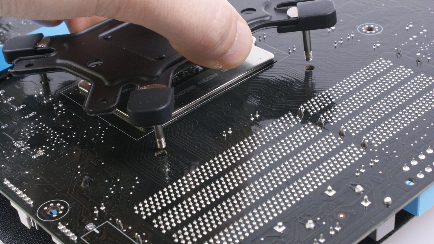 Die so vorbereitete »Backplate« setzen wir von hinten in das Board. Bei AMD-Platinen müssen wir zuvor den Standard-Befestigungsfuß entfernen (siehe AMDs-Prozessoren).