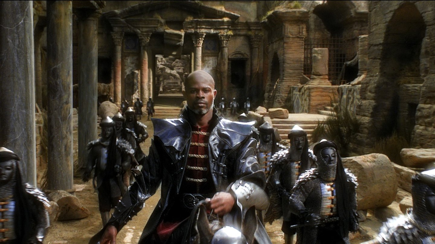 Seventh SonRadu (Djimon Hounsou) führt seine Armee, unter der Leitung der Hexe, gegen die Spooks.