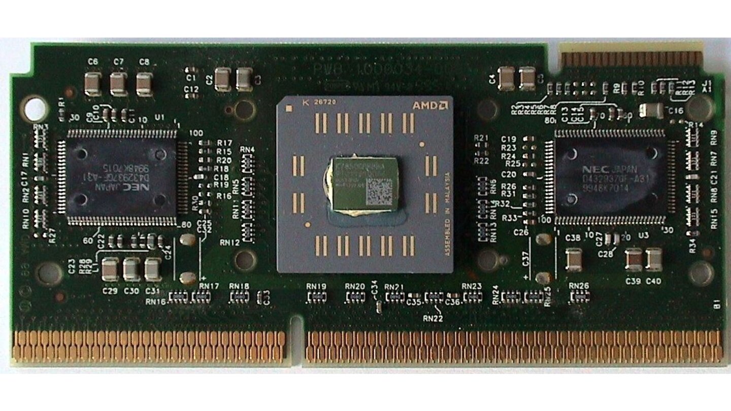 AMD Athlon (1999)Mit dem Athlon führte AMD Mitte 1999 nicht nur einen neue CPU sondern auch einen eigenen CPU-Steckplatz ein, den Slot A. Der war an Intels Slot 1 angelehnt und ersetzte vorübergehend das Sockel-Design, da bei den Slot-Prozessoren von AMD und Intel die CPU und der Cache-Speicher auf einer gemeinsamen Platine saßen (siehe Bild). Der Athlon war auch die erste CPU, die AMD einen langanhaltenden Vorteil gegenüber Intel verschaffte: Der Pentium III wurde vom Athlon nicht nur in praktisch allen Benchmarks geschlagen, sondern musste auch mit Fertigungsproblemen und Lieferengpässen kämpfen. Die Athlons gab es dagegen in ausreichender Stückzahl und so gewann AMD kräftig Marktanteile. Dass der Athlon dann auch als erster die 1,0-GHz-Marke knackte, verdeutlicht AMDs damaligen Vorteil gegenüber Intel. (Bild: Konstantin Lanzet, GNU FDL)