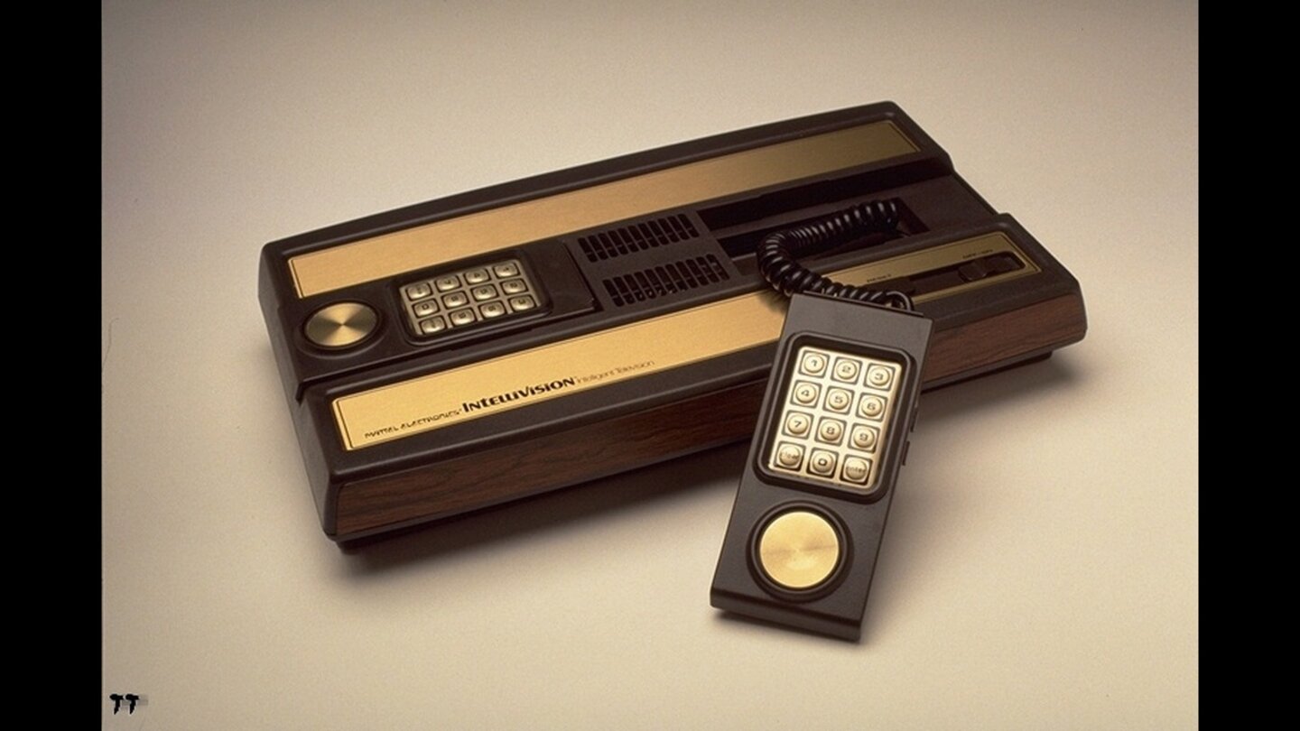 Mattel Intellivision (1980): Eine in vielfacher Hinsicht wegweisende Konsole, deren Controller wegen der eckigen, seitlich eingelassenen Knöpfe jedoch als extrem unbequem gilt. Über dem Tastenfeld des Controllers können von jedem Spiel mitgelieferten Plastik-Inlays eingesteckt werden, auf denen zusätzliche Tastenfunktionen bebildert werden.