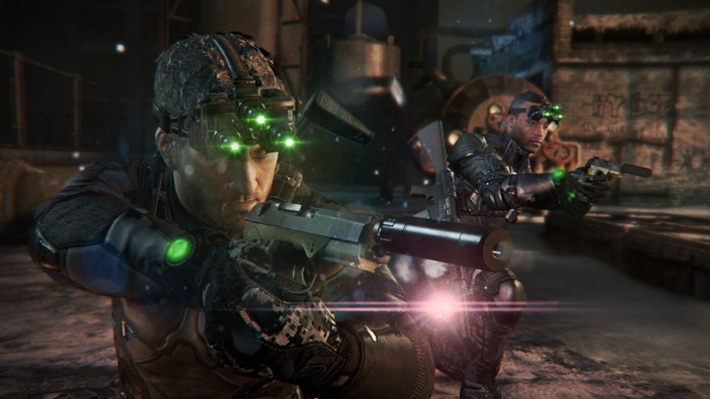 Splinter Cell: Blacklist (2013)Tom Clancy’s Splinter Cell: Blacklist schafft es 2013 alteingesessene Fans wieder zu versöhnen, nachdem der Vorgänger Conviction vielen zu actionlastig war. Zwar können wir in Blacklist auch reichlich ballern, wenn wir es denn unbedingt wollen. Das Spiel bietet aber immer Alternativen zur direkten Konfrontation, und steht damit in der Tradition der ersten drei Serienteil. Storymäßig nehmen wir es wie eh und je mit Terroristen, den Engineers, auf. Die bedrohen die USA und müssen dementsprechend gestoppt werden. Eine Neuerung von Blacklist ist die Heimatbasis, die wir an Bord eines Flugzeugs aufschlagen und von wo aus wir in Solo-, Koop- und Multiplayer-Missionen aufbrechen.