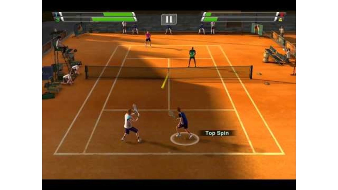 Virtua Tennis Challenge
SEGAs Virtua Tennis Reihe fand erstmals mit Virtua Tennis Challenge den Weg auf iPhone und iPad. Der Kern des Spiels ist eine Welttournee, die in spannende Begegnungen gegen 50 (erfundene) Tennisspieler aus der ganzen Welt führt. Um an einem Turnier teilnehmen zu dürfen muss man einen nicht unerheblichen Betrag an Eintrittsgeld aufbringen – die Kasse füllen hingegen kann man nur durch Siege, Sponsoren oder Show-Matches. SEGA hat das Spiel mit vier verschiedenen Steuerungsvarianten versehen, wovon die Kontrolle mit virtuellem Joypad am zugänglichsten ist. Mehrspielerpartien über WiFi schließen das optisch hübsche Spiel gekonnt ab. Das einzige Manko von Virtua Tennis Challenge sind gelegentliche Probleme bei der Bildrate, doch auch so stellt es die bisher beste Tennisadaption für iOS-Geräte dar.
» Promotion: Virtua Tennis Challenge laden