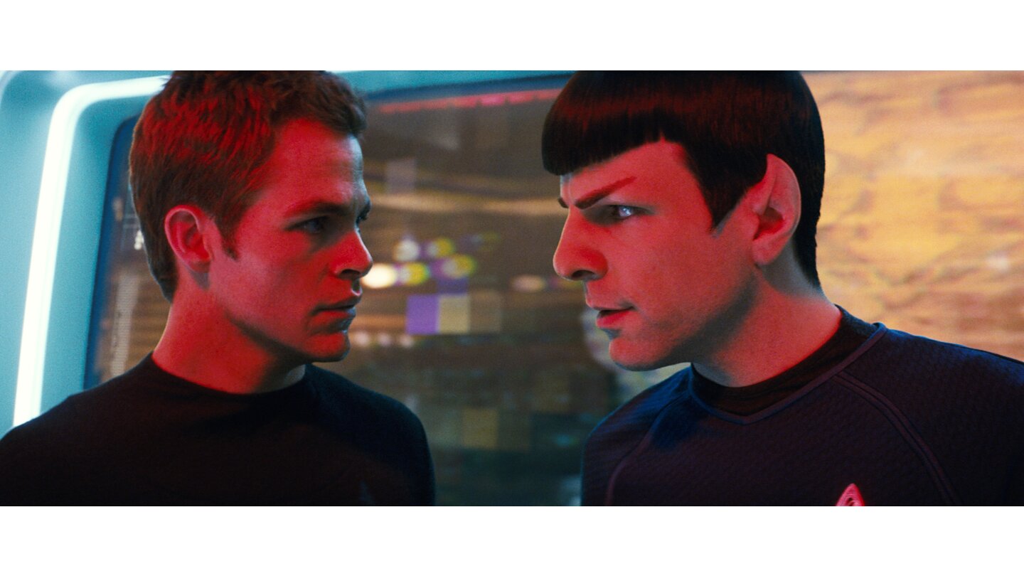 Star Trek: Der FilmCaptain James Tiberius Kirk (Chris Pine) und Doktor Leonard McCoy (Karl Urban) liefern sich hitzige Diskussionen. Doch aus Feindschaft wird schnell Freundschaft.