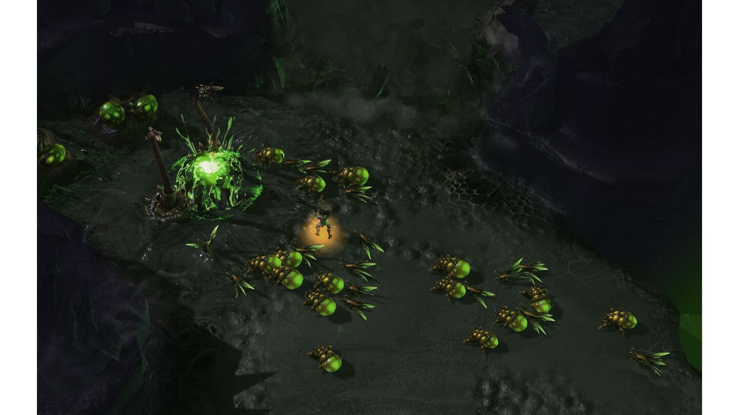 StarCraft 2: Heart of the SwarmKerrigan ist stets in Begleitung mit zahlreichen Einheiten (hier Berstlinge und Schwarmlinge)