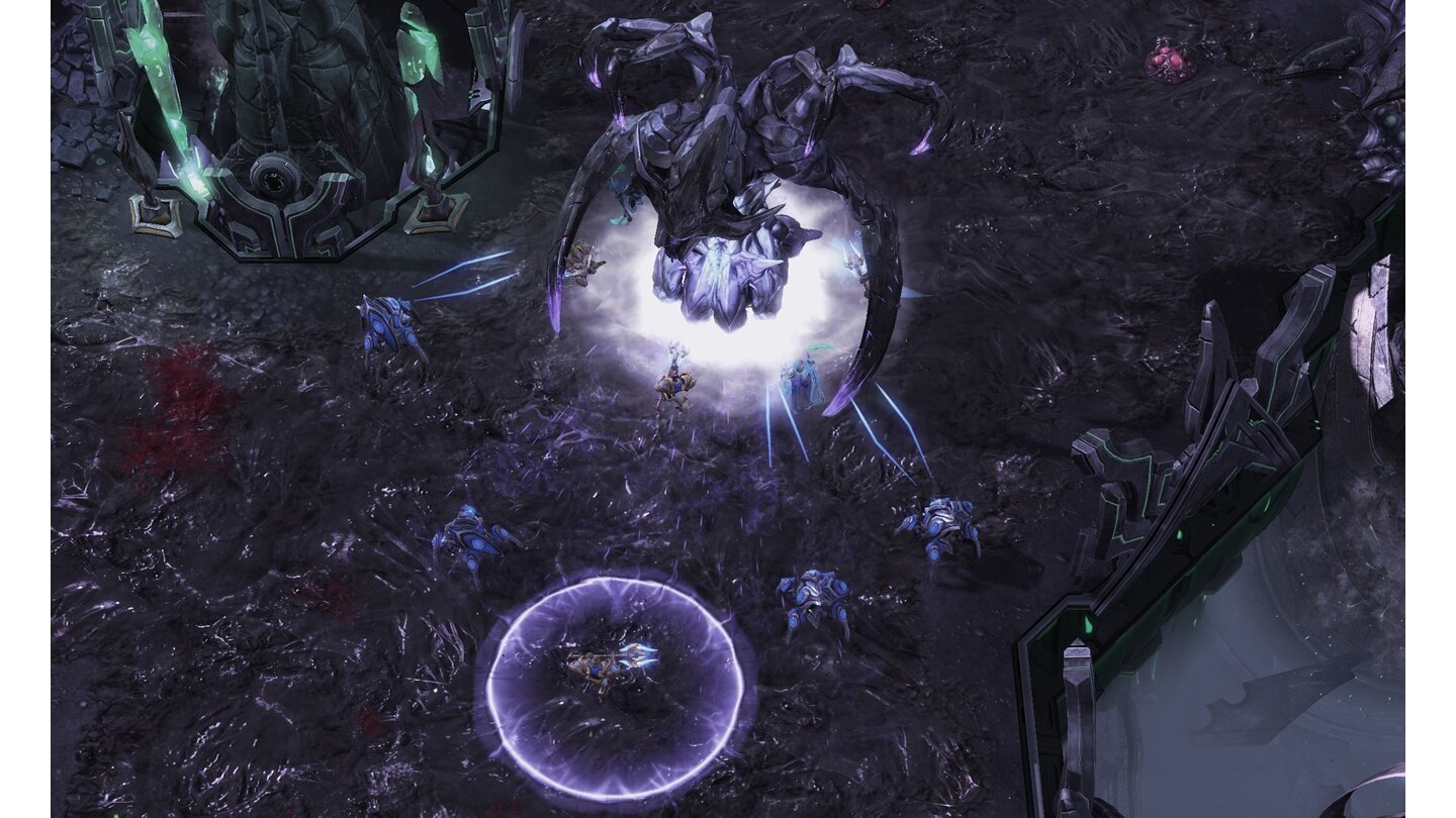 Starcraft 2: Legacy of the VoidDie Hybriden aus Zerg und Protoss gehören zu Amons mächtigsten Schergen, kündigen ihre Flächenangriffe aber mit einer violetten Kreismarkierung an und lassen uns so recht problemlos ausweichen.