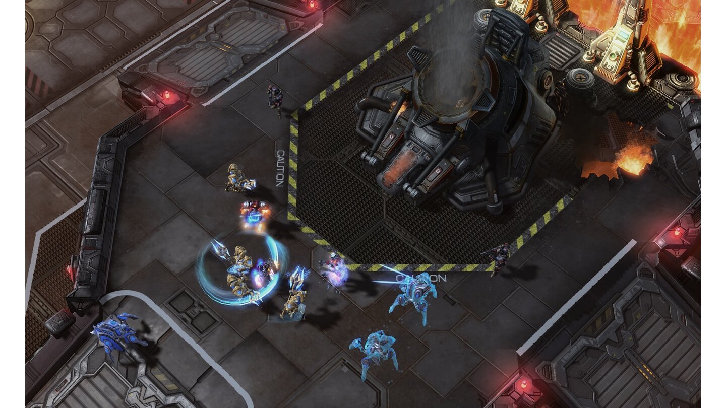 Starcraft 2: Legacy of the VoidDie Berserker der Hohen Templer mähen mit ihren kreisenden Stangenwaffen ganze Gruppen nieder.