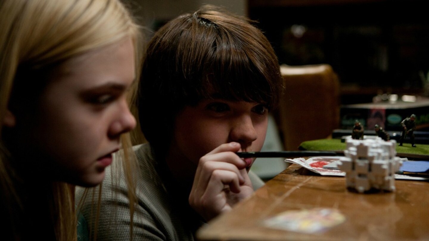 Super 8Joe und Alice haben einen mysteriösen Würfel vom Unglücksort mitgenommen. Das Objekt scheint ein Eigenleben zu haben und die Form ändern zu können. (Paramount Pictures)