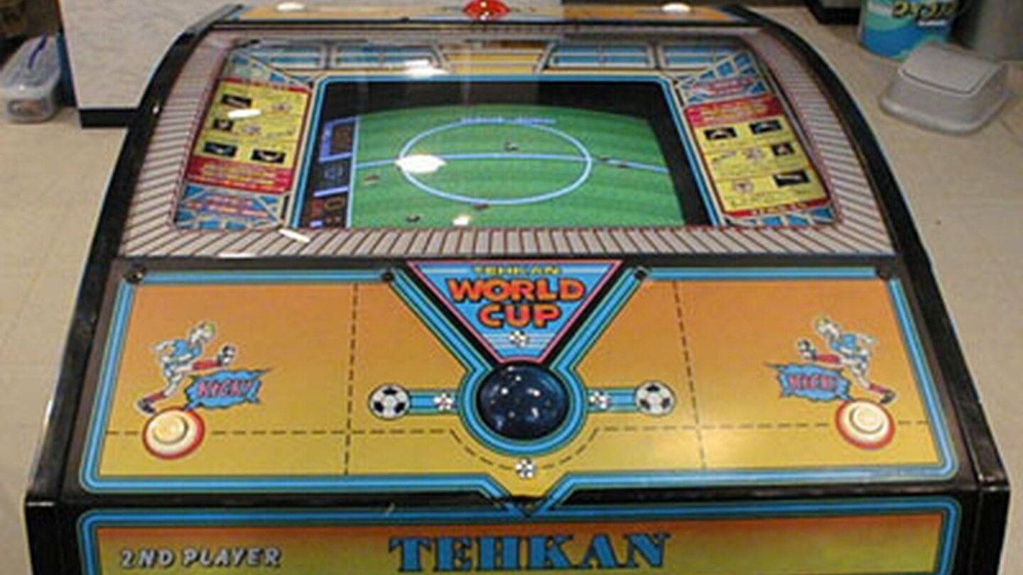 Tehkan World Cup (1985)Der Arcade-Hit lockt Spielhallenbesucher Mitte der 80er mit intuitiver Zwei-Knopf-Steuerung und übersichtlicher Vogelperspektive. Offizielle Lizenzen sucht man aber vergeblich.