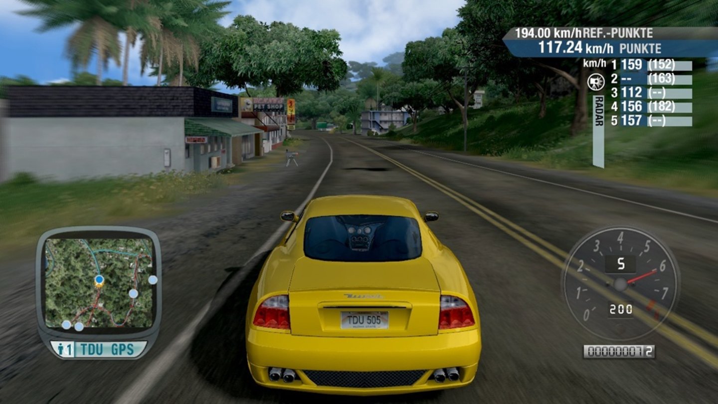 Test Drive Unlimited – 2006 (PC, PlayStation 2, Xbox 360, PlayStation Portable)Mit Test Drive Unlimited kehrte die Serie zwei Jahre später zu ihren Anfängen zurück – wenn auch in weitaus größerem Maßstab und einigen neuen Ansätzen. Die Spielwelt ist riesig. Das Entwicklerstudio Eden Games hat die hawaiianische Insel O'ahu mit insgesamt 1000 Meilen Straßennetz nachgebaut. Dazu nutzten sie auch Satellitenaufnahmen. Auch der Fuhrpark kann sich mit 125 verschiedenen Fahrzeugen sehen lassen. Eine besondere Neuerung des Spiels war der Online-Modus, der die Grenzen zwischen Single- und Multiplayer verschwimmen lassen sollte. Leider hatten sich hier aber auch einige Fehler eingeschlichen, die die Online-Raserei anfangs nicht unbedingt zu einem Vergnügen machten.