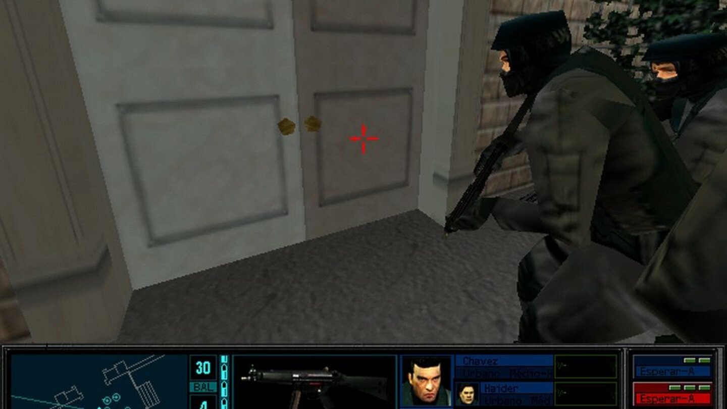 Tom Clancy’s Rainbow Six (1998)1998 erscheint der erste Teil der Rainbow Six-Serie für die PlayStation, Dreamcast, den N64, Game Boy Color und den PC. In der Ego-Perspektive führen wir das internationale Anti-Terror-Team Rainbow Six an, befreien Geiseln und bekämpfen Terroristen. Die Missionen teilen sich in die Planungsphase und den tatsächlichen Einsatz. Die erfolgreiche Einsatzplanung spielt eine entscheidende Rolle, weil die Teammitglieder schon nach wenigen Treffern zu Boden gehen – sie scheiden für den Rest der Kampagne aus – und es wichtig ist, Feinde geschickt zu flankieren oder mit Hilfsmitteln wie Blendgranaten auszuschalten. Der Spieler steuert immer nur einen Soldaten direkt, während der Rest des Teams die Befehle aus der Planungsphase abarbeitet. Neben der Kampagne bietet Rainbow Six auch einen Online-Multiplayer-Modus mit unterschiedlichen Ranglisten. Eagle Watch von 1999 erweitert das Hauptspiel um neue Missionen, Waffen und Multiplayer-Varianten.