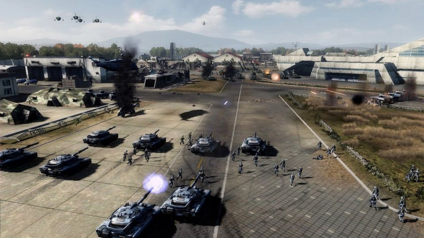 Tom Clancy’s EndWar (2008)Das Strategiespiel EndWar kommt 2008 für die PlayStation 3, Xbox 360 und den PC auf den Markt – eine rundenbasierte Version erscheint für die PSP und den Nintendo DS. Im Jahr 2020 kämpfen Europäer, Amerikaner und Russen um die knapper werdenden Ressourcen. Drei verschiedene Spielmodi (Conquest, Assault, Siege) bestimmen, welche Aufgaben wir auf dem Schlachtfeld erfüllen müssen, um zu siegen – alternativ reicht auch die Vernichtung aller gegnerischen Truppen. Während die Kampagne zuerst in Storymissionen erzählt, wie es zu der Auseinandersetzung kam, wird der eigentliche Krieg in einem risikoähnlichen Welteroberungsmodus dargestellt, in dem wir die beiden feindlichen Hauptstädte einnehmen müssen. Die einzelnen Truppenteile gewinnen in Schlachten an Erfahrung und können nach den eigenen Wünschen ausgerüstet werden. Eine Besonderheit des Spiels ist die Möglichkeit der Sprachsteuerung, mit der den Einheiten standardisierte Befehle erteilt werden können.